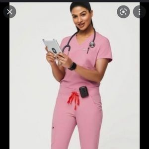 Figs 2 pocket top in chalk pink